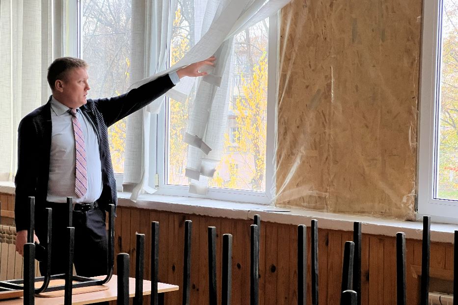 Il direttore del plesso 24, Valeriy Koleshik, mostra i segni degli attacchi russi alla sua scuola
