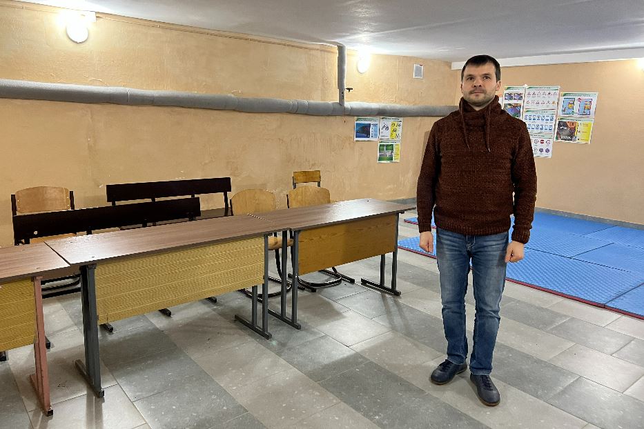 Il preside della scuola 38, Alexander Poklonskiy, nelle aule-rifugio allestite nei sotterranei