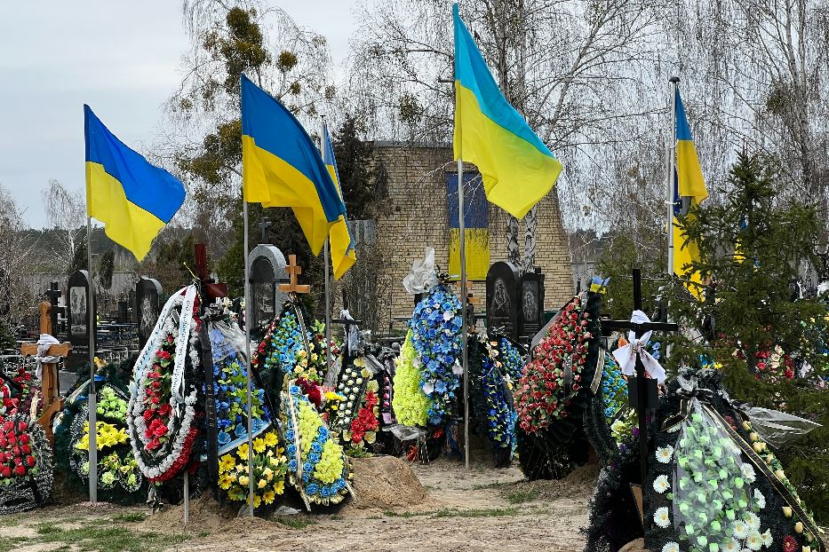 Il “sacrario degli eroi” nel cimitero di Bucha che rende omaggio a chi ha difeso la cittadina martire