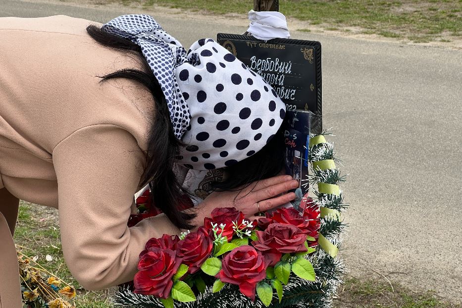 Natalia Verbova davanti alla tomba del marito ucciso per difendere Bucha e poi 'dimenticato' dalle autorità locali