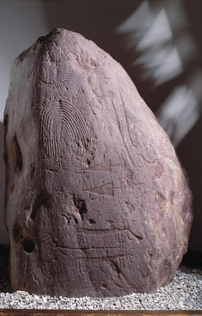 La stele camuna “Bagnolo 2”, con scene di aratura