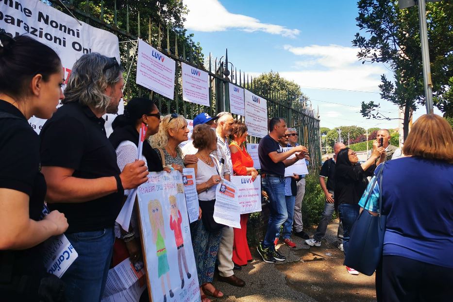 La protesta di un gruppo di genitori nel giugno scorso a Roma