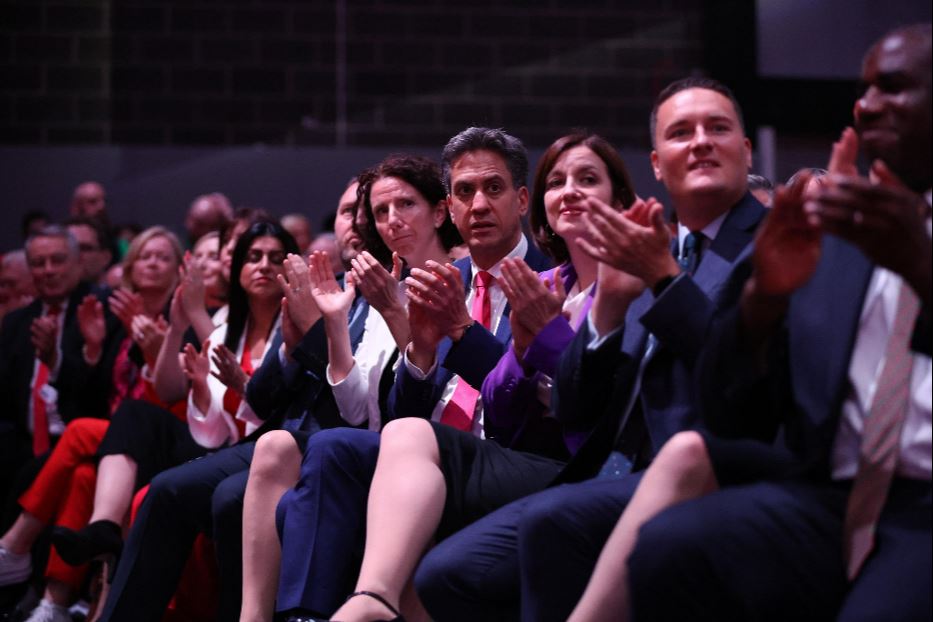 Il vertice dei laburisti seduto in prima fila alla Conferenza del partito di Liverpool: il trampolino di lancio per il voto per le elezioni politiche dell’anno prossimo in Gran Bretagna