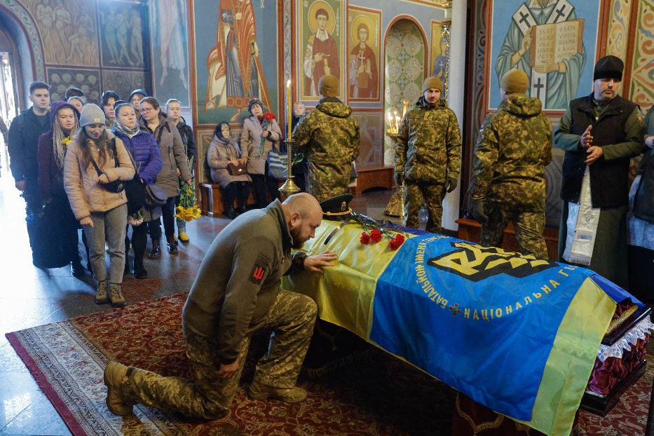 A Kharkiv il funerale di un militare ucciso al fronte