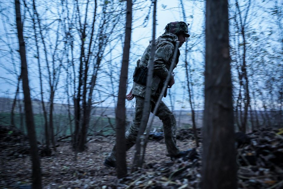 I militari ucraini lungo la linea del fronte nella regione di Kharkiv