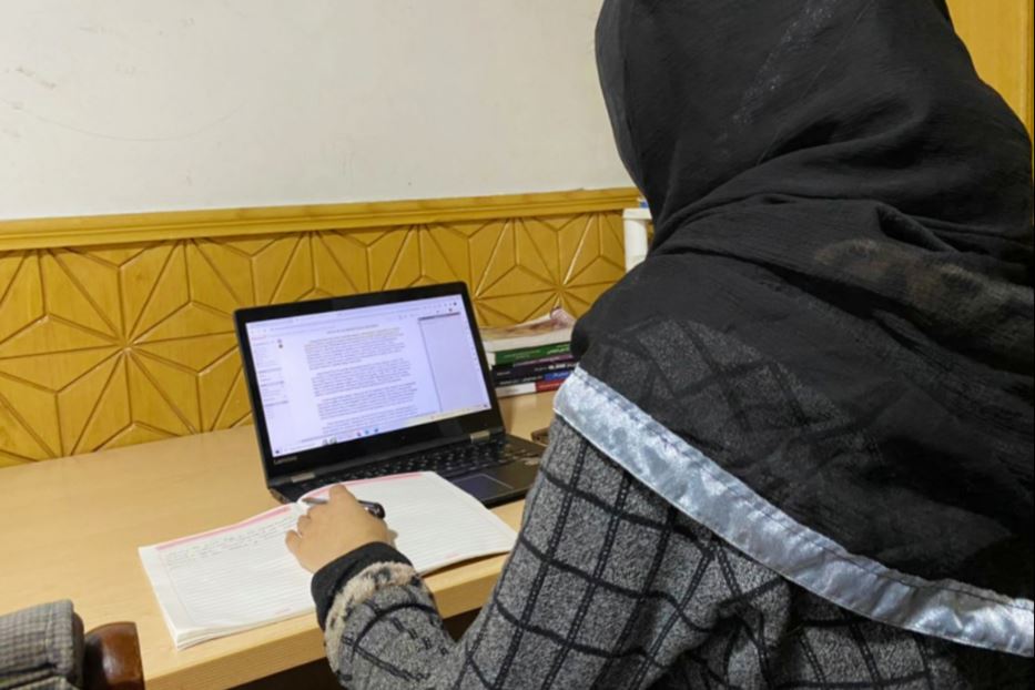 Sadaf al pc, mentre prosegue i suoi studi universitari online