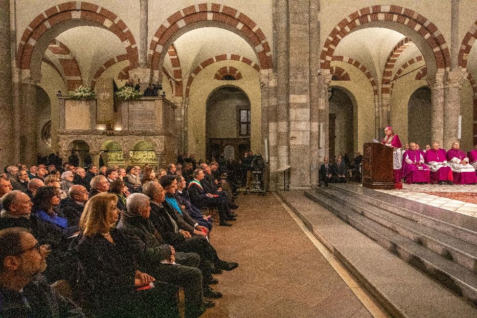 Milano, Basilica di Sant'Ambrogio: i rappresentanti delle istituzioni ascoltano il 'Discorso alla Città' di Delpini