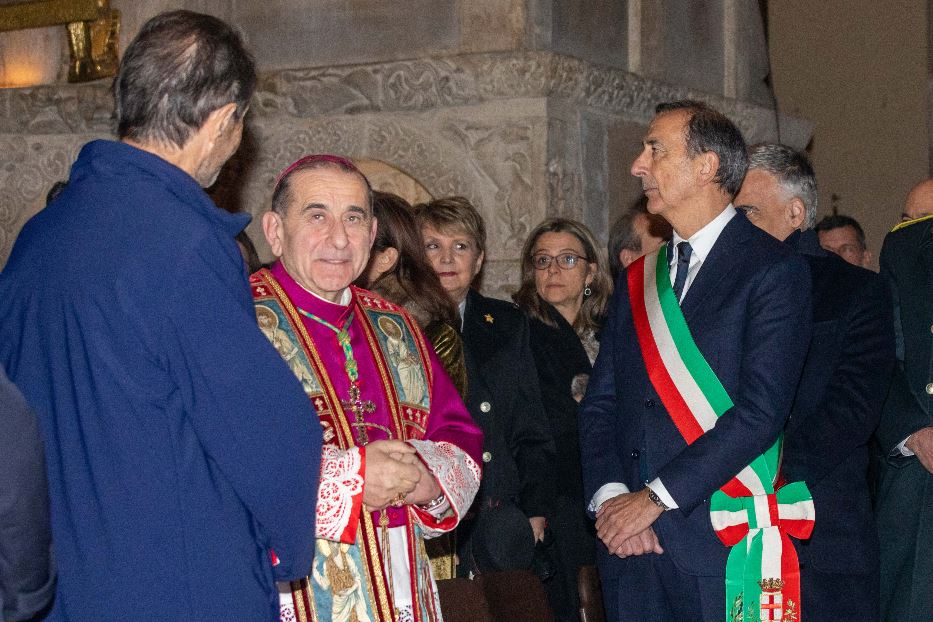 Delpini in Sant'Ambrogio con il presidente regionale Fontana e con il sindaco di Milano, Sala