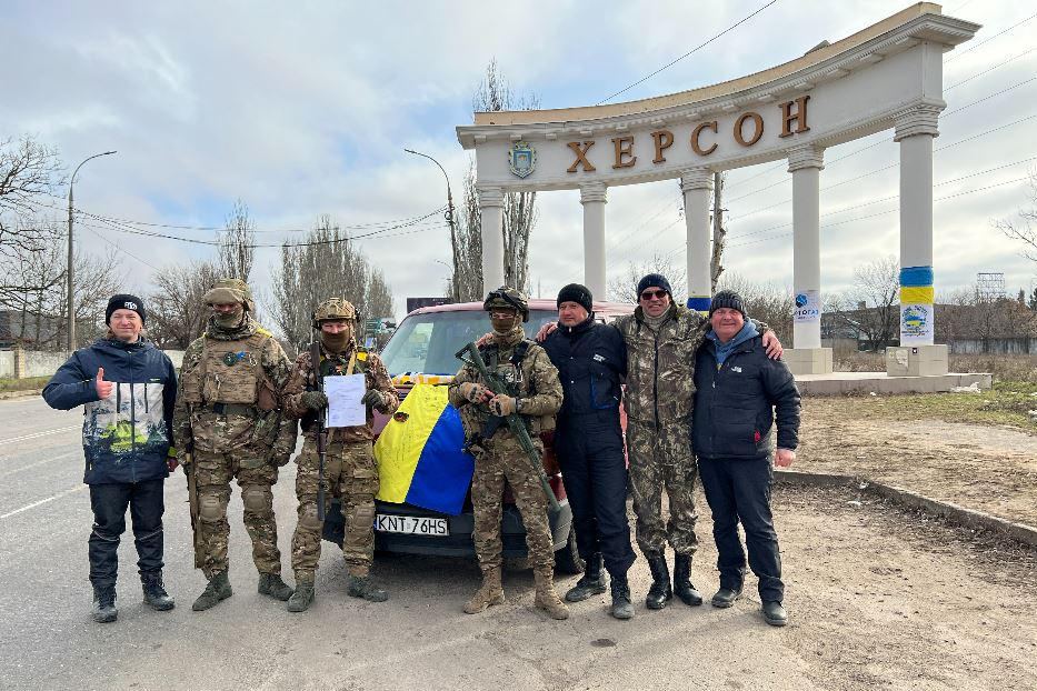 Il dono di un furgone ai militari di Kherson da parte di un gruppo di rifugiati
