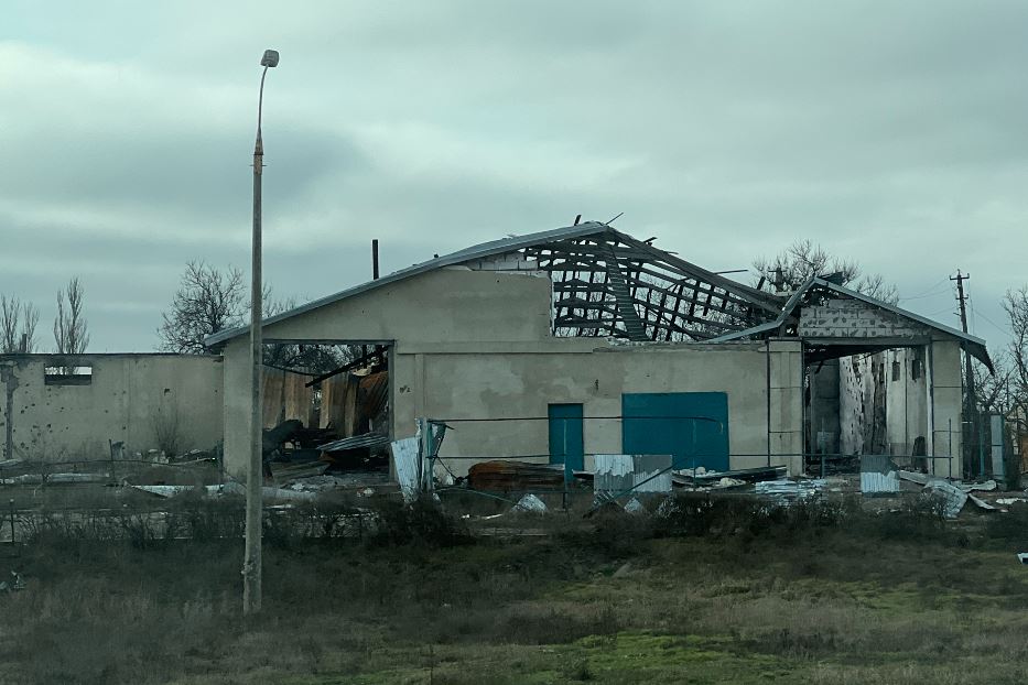 La distruzione lungo la strada fra Kherson e Mykolaiv che è stata per settimane campo di battaglia