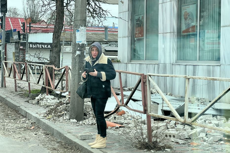 La vita degli irriducibili di Kherson fra le macerie lungo le strade