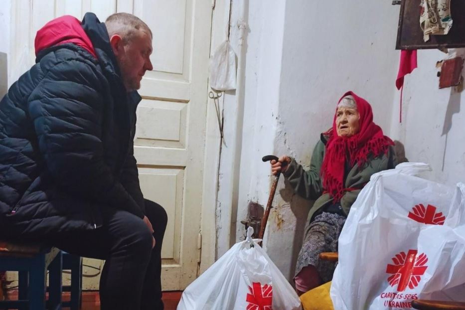 Gli operatori di Caritas-Spes fra gli anziani che vivono nei villaggi sotto le bombe