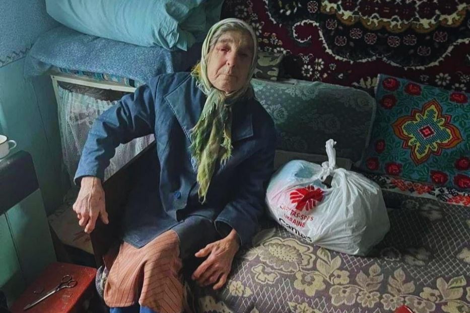 Un'anziana di un villaggio che vive grazie agli aiuti Caritas
