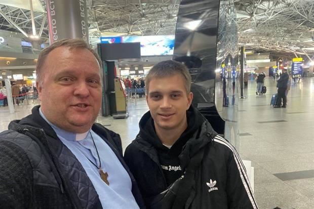 Bogdan Ermokhin con il sacerdote salesiano che lo riporta in Ucraina