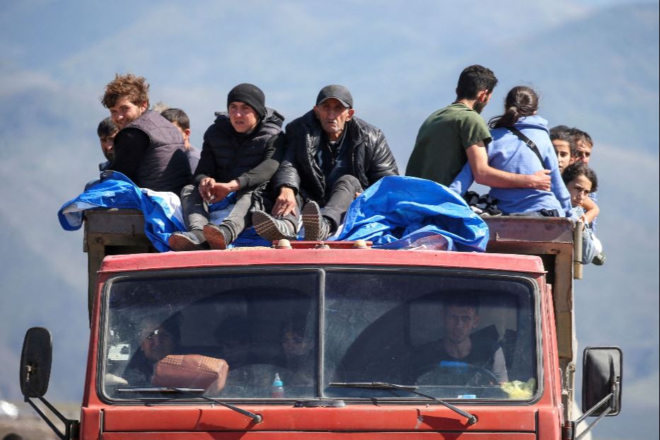 Profughi del Nagorno-Karabakh arrivano al villaggio di Kornidzor appena oltre il confine armeno