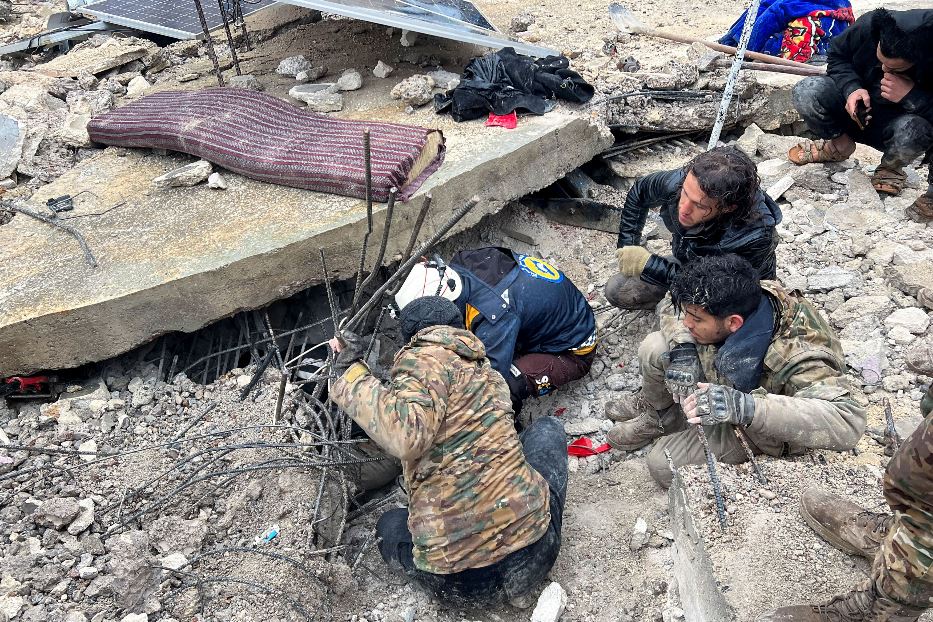 Si scava con le mani tra le macerie alla ricerca di sopravvissuti a Jandaris, città siriana controllata dai ribelli