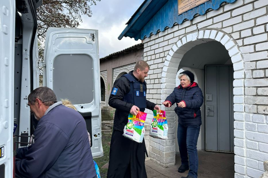 La Caritas Ucraina consegna gli aiuti nel villaggio della strage russa con il direttore padre Andriy Nasinnyk