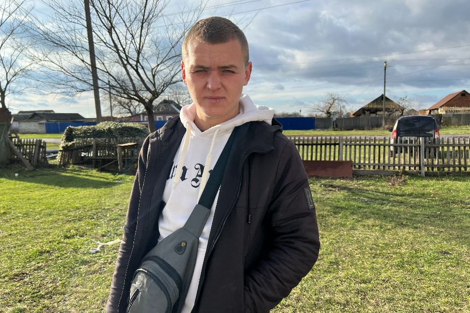 Il 23enne Oleksandr Mukhovatiy che nella strage ha perso i genitori e farà da padre alla sorella di 15 anni