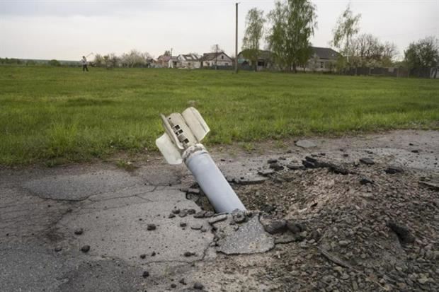 Un missile inesploso conficcato nel terreno presso il villaggio ucraino di Olizarivka, nel giugno 2022