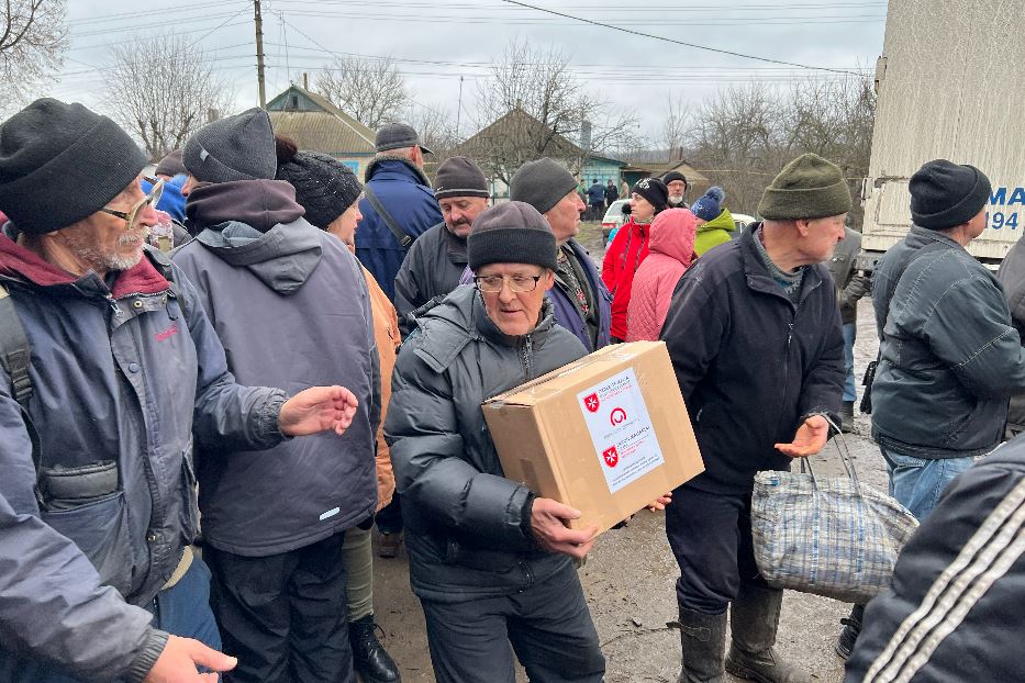 Gli abitanti del villaggio di Moskovka con gli aiuti umanitari portati dall'Ordine di Malta