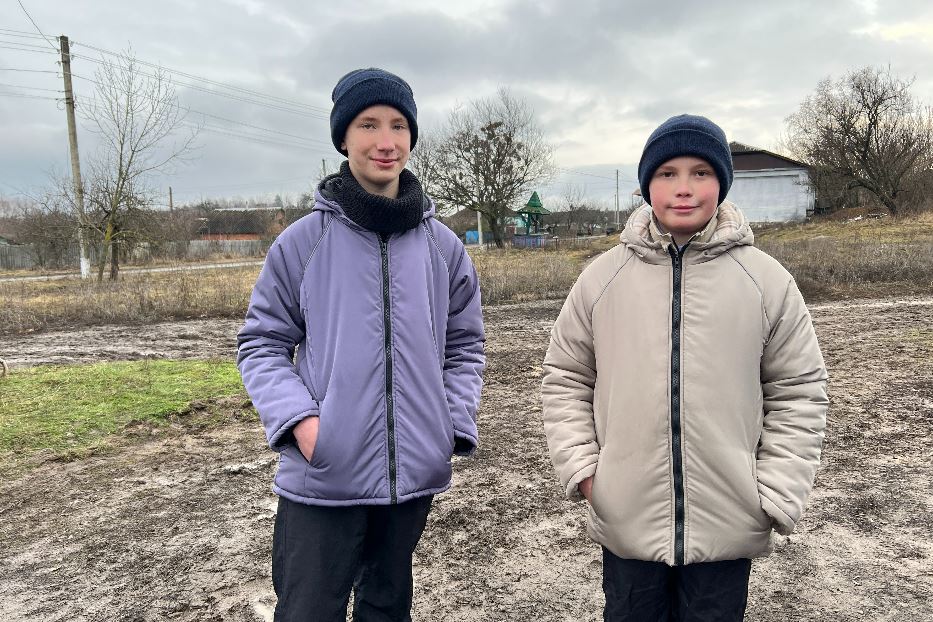 I fratelli Zahar ed Egor Verhoplavetskiy, di 14 e 12 anni, che vivono nel villaggio di Moskovka lungo la linea del fronte a Kupiansk