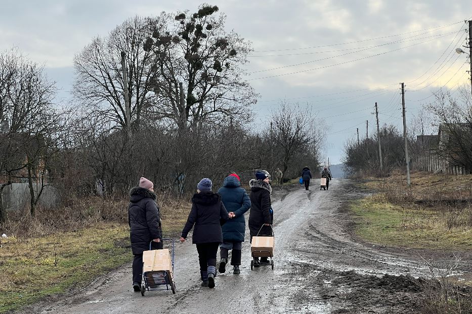 Gli ultimi abitanti del villaggio di Moskovka lungo la linea del fronte a Kupiansk che portano a casa gli aiuti umanitari