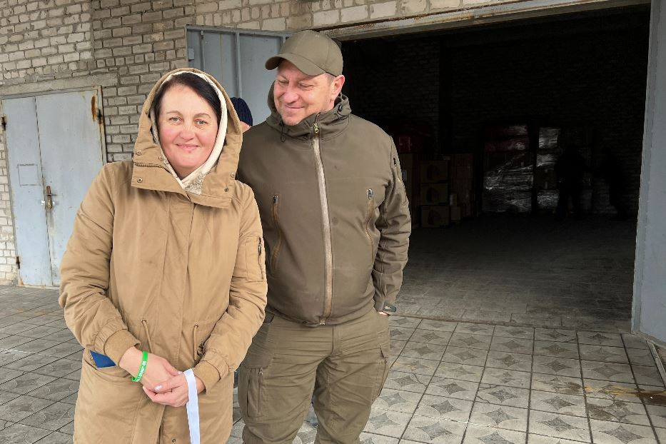 Inna e Oleksiy che animano l'hub umanitario di Kupiansk sotto le bombe