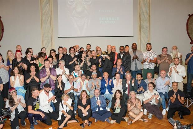 Armando Punzo riceve il leone d'oro dalla Biennale di Venezia circondato dai suoi attori
