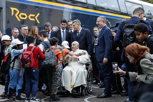 Il Papa si è recato in stanzione vaticana per augurare buon viaggio ai bambini