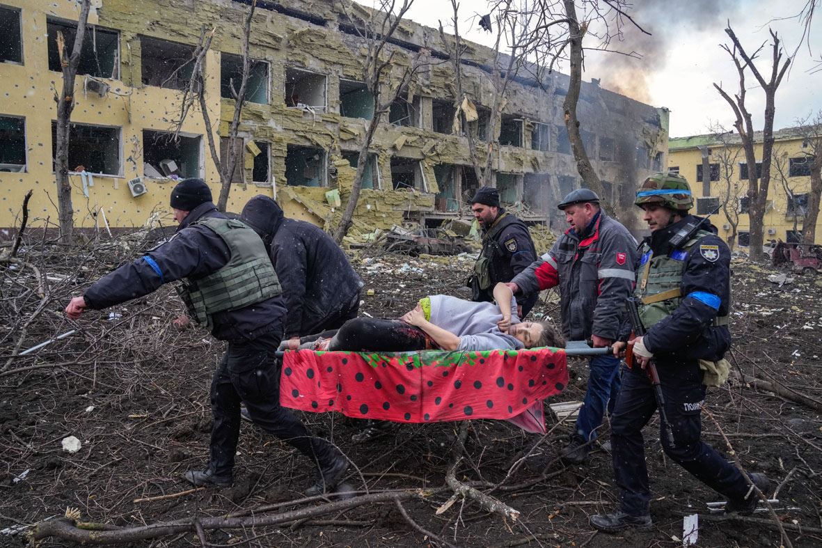 L'assedio di Mariupol in Ucraina visto da Evgeniy Maloletka (World Press Photo)