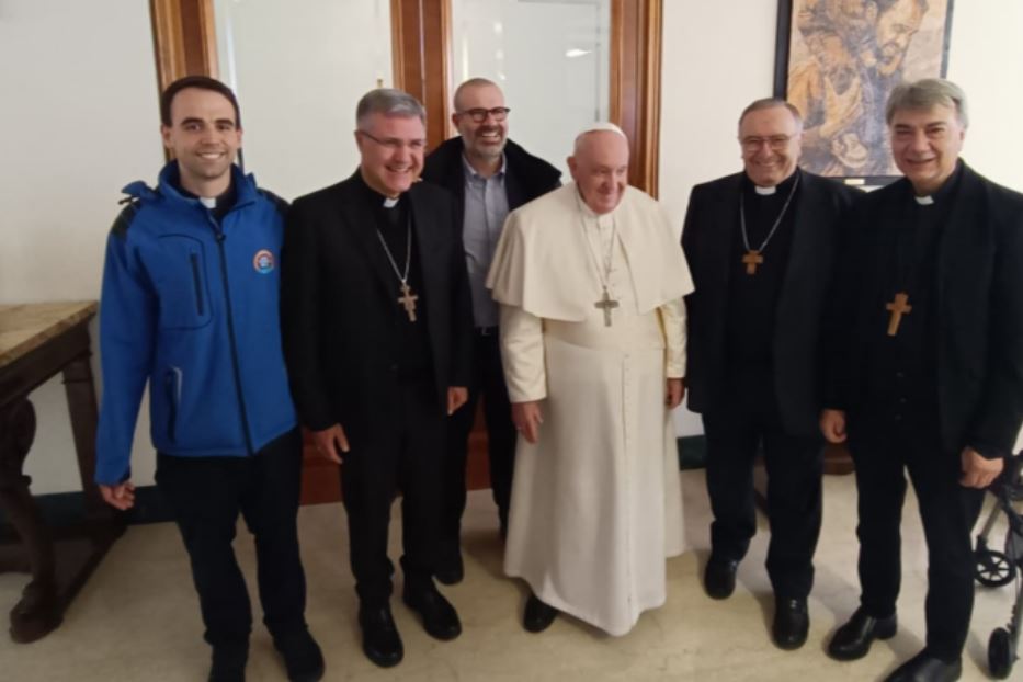 Con papa Francesco, da sinistra Mattia Ferrari, l'arcivescovo di Palermo Corrado Lorefice, l'inviato di Avvenire Nello Scavo, il cardinale Montenegro e l'arcivescovo di Napoli Battaglia