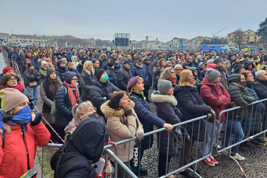 La folla in Prato della Valle per seguire i funerali