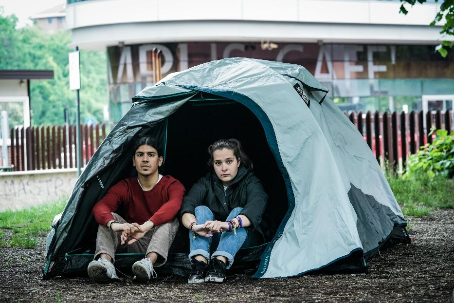 La protesta degli studenti nelle tende da campeggio contro il caro-affitti davanti alla Sapienza di Roma