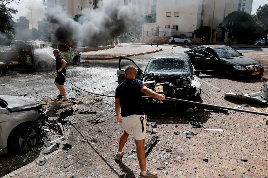 Alcuni mezzi colpiti dai razzi nella città israeliana di Askelon