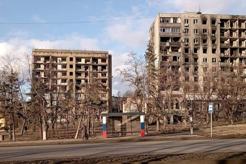 Mariupol, la città martire in mano alle truppe di Mosca con i segni della Federazione Russa