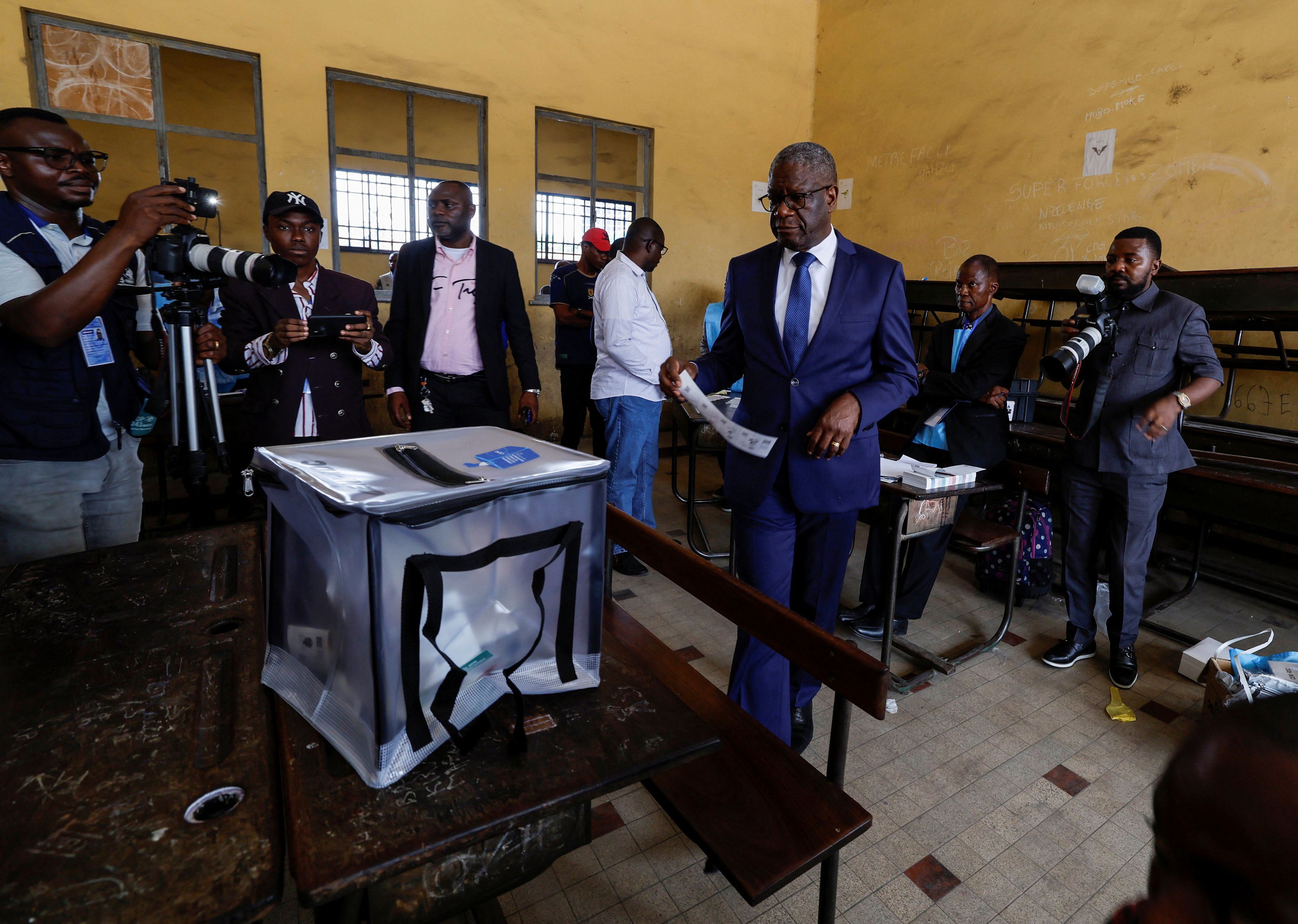 Il premio Nobel Denis Mukwege , tra i candidati alla presidenza per scalzare Félix Tshisekedi, vota a Kinshasa