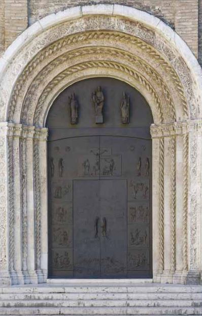 Il portale della cattedrale di Cesena realizzato da Ilario Fioravanti