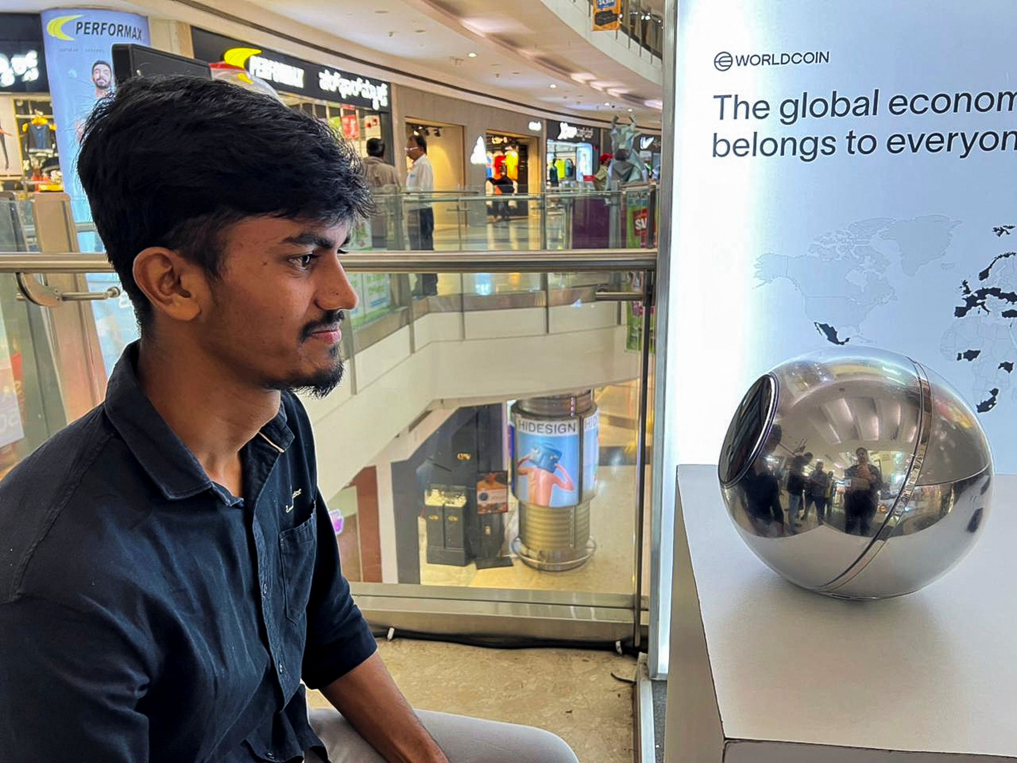 Kaleem, ingegnere 22enne di Bangalore, mentre si fa scansionare l'iride in un centro commerciale