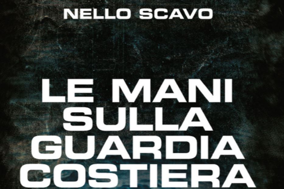 La copertina del volume di Nello Scavo 'Le mani sulla guardia costiera' (Chiare lettere)