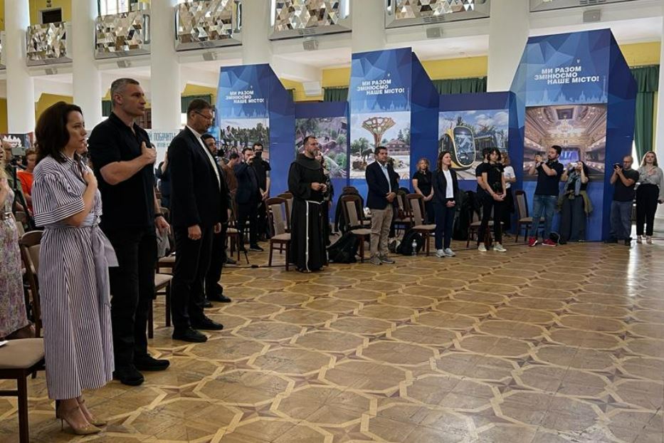 L'incontro con gli attivisti del Mean lo scorso anno nel municipio di Kiev