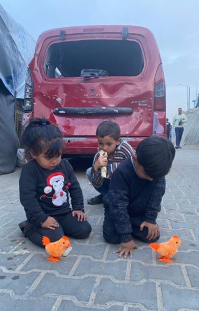 Bambini giocano per strada nella Striscia di Gaza