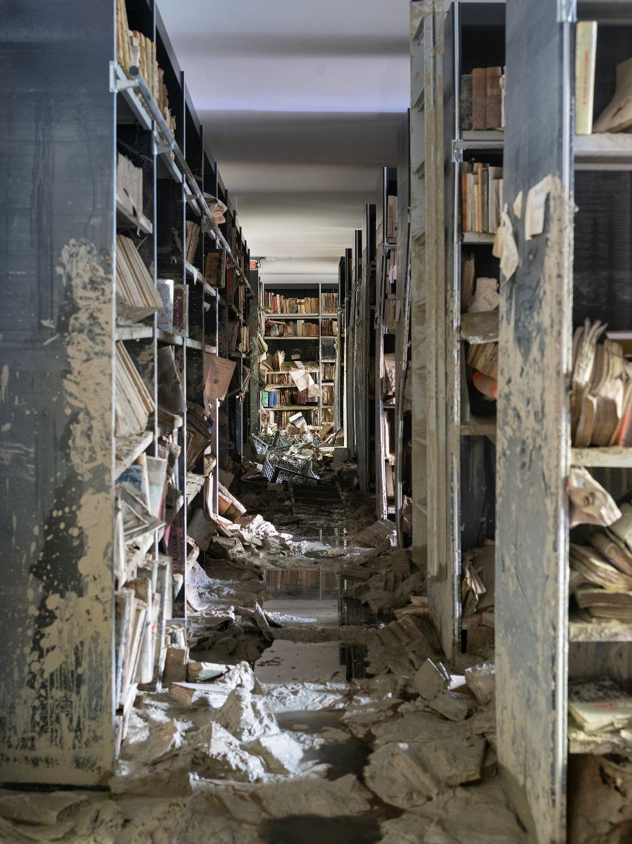 La biblioteca del Seminario di Forlì devastata dal fango