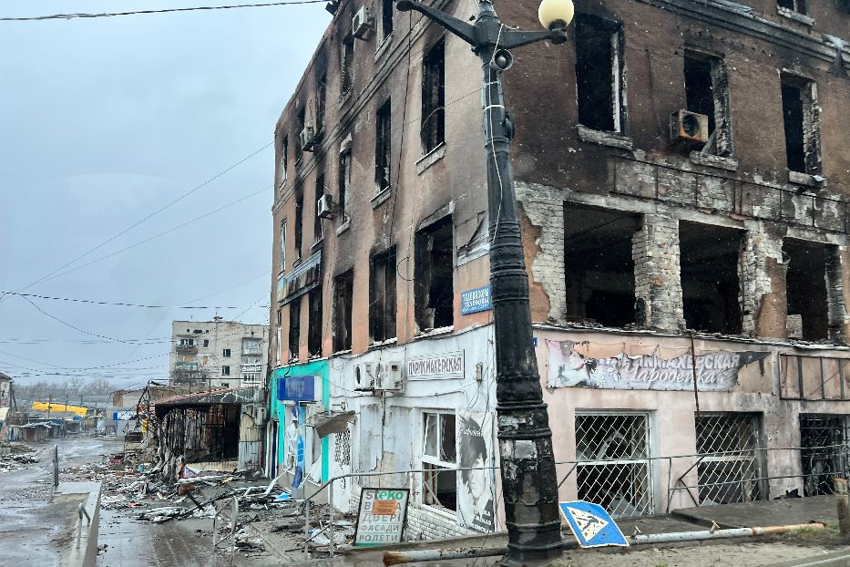 Appello per evacuare la città di Kupiansk devastata dai russi e ora tornata nel mirino di Mosca