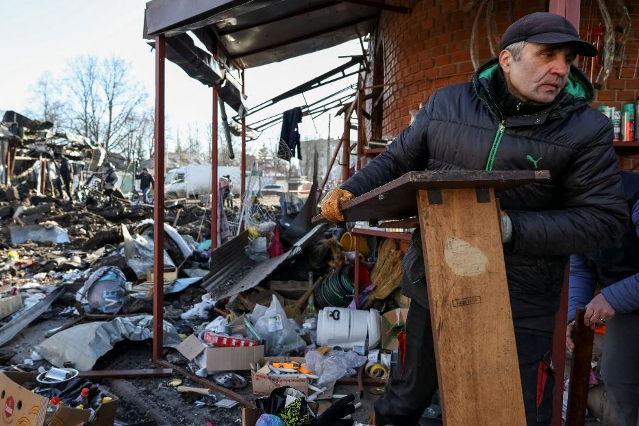 Il mercato all'aperto colpito da un missile russo nel villaggio di Shevchenkove nell'Est dell'Ucraina