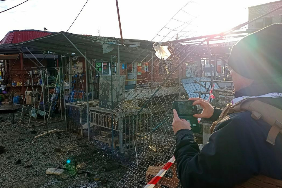 I negozi devastati dal missile russo che ha colpito il mercato all'aperto del villaggio di Shevchenkove nell'Est dell'Ucraina