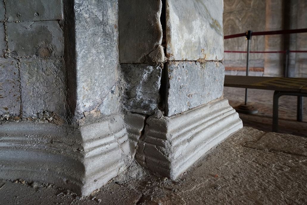 Nartece: cadute recenti da lastre di marmo Proconnesio
