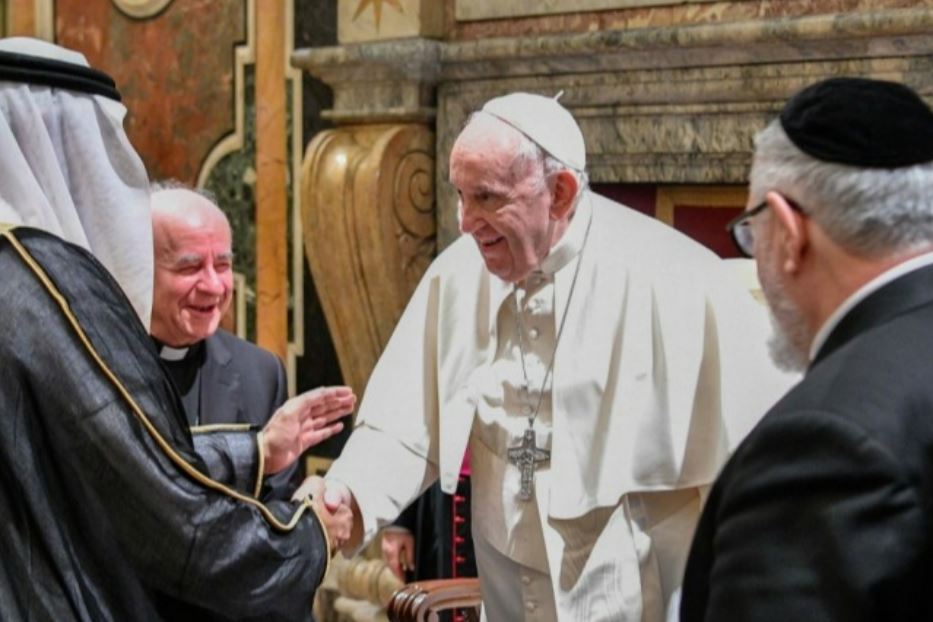 Il Papa con i firmatari del documento (alla sua destra monsignor Vincenzo Paglia)