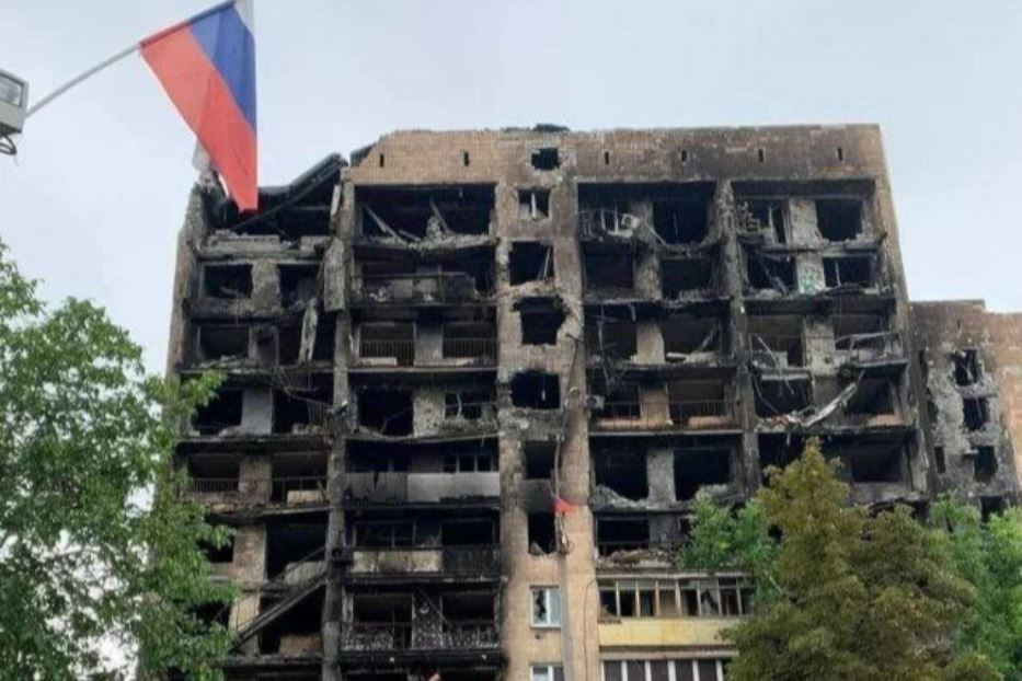 Un condominio bombardato a Mariupol, occupata dai russi