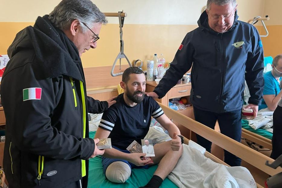 La consegna dei doni del Papa ai feriti di Leopoli: nella foto padre Enzo Fortunato, il soldato mutilato Andrij e Angelo Chiorazzo