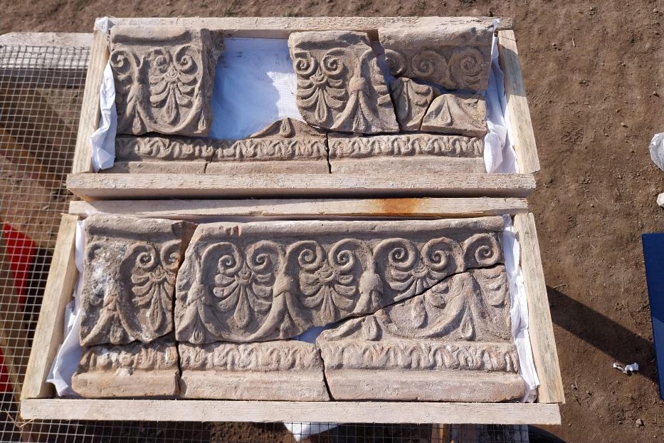Uno dei 250 frammenti architettonici e decorativi appartenenti alla struttura del tempio greco che risale ai primi decenni del V secolo a.C., individuato nel 2019 nella parte occidentale del sito di Paestum